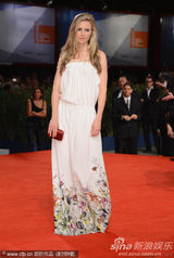 组图：威尼斯美裙盘点 休闲靓丽vs性感妖娆