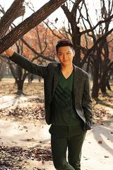 组图：侯京健户外写真 型格休闲显暖男本质