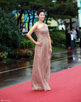 高清组图：秀爱黑礼服美艳电影节 申世京斜肩裙抢镜