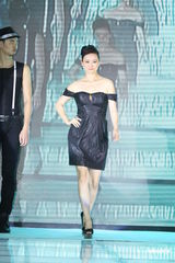 组图：翁虹大秀火辣身材 为照顾女儿减少工作量