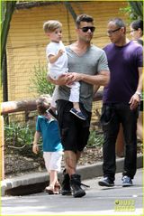 组图：瑞奇马丁携爱子亮相 壮硕身材父爱爆棚