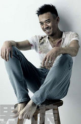 组图：王学兵《男人装》写真 动静间显型男本色