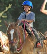 组图：小贝一家骑马出游 辣妹变身酷帅女骑士