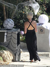 组图：海瑟薇准备万圣节装饰 长裙飘逸坦胸露乳