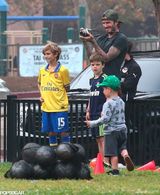 组图：女儿小七参加足球训练 贝克汉姆全家助威