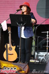 组图：简单生活节揭幕 歌迷冒雨挺卢广仲蔡健雅