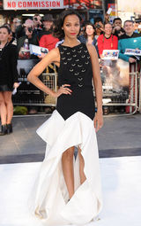 组图：《阿凡达》女星佐伊露美背 频踩礼服尴尬