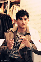 组图：吴奇隆出席品牌活动现场卖萌小动作不断