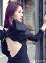 组图：杨千嬅再秀唯美婚纱 巴黎浪漫骑旋转木马