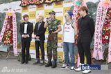 组图：韩星Boom退伍李准基送别SJ到贺 激动跪地大喊