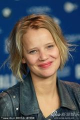 组图：《她们》记者会 比诺什开心搞怪热吻女星