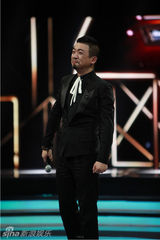 组图：《演说家》乐嘉拥吻清纯女大学生