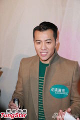 组图：梁汉文马年与妻聚少离多 情人节错过庆祝