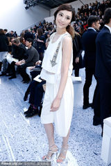 组图：张雨绮吴佩慈巴黎竞艳 知性装休闲随意