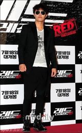 组图：李秉宪新片上映未婚妻现身 金泰熙等捧场