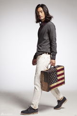 组图：娄淇曝光个性写真 长发帅气显型男本色