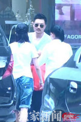 组图：刘若英素颜出门 与男友人亲密挑家具