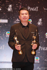 组图：张家辉得影帝手舞足蹈 章子怡卖萌扮奖杯