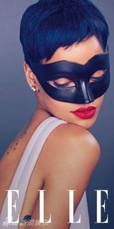 组图：蕾哈娜半裸秀美背 烈焰红唇似性感猫女