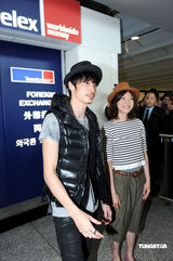 幻灯图：玉木宏携上野树里抵港 笑容满面态度亲民