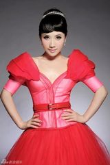 组图：丁晓红粉红赫本造型显时尚清纯范