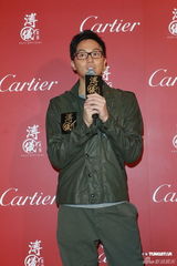 组图：熊黛林携手张智霖出席活动 大露背打扮抢镜