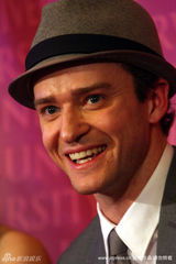 幻灯：贾斯汀荣获哈佛戏剧社年度男性 变妖男秀造型