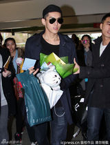 组图：EXO-M队长Kris帅酷现身加拿大遭围堵