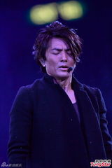 组图：古惑仔五子开唱显本色 伊健小春示爱太太