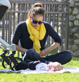 高清图：杰西卡-阿尔芭享受亲子时光小女儿可爱