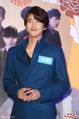 组图：韩团SECRET帝国之子轮番唱 闪光夫妇恩爱