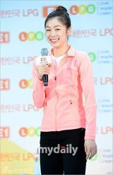 组图：韩花滑选手金妍儿粉装甜笑参加欢迎会