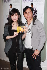 组图：周慧敏助阵黄凯芹个唱 曝对方不会用手机