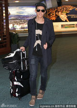 组图：EXO-M队长Kris帅酷现身加拿大遭围堵