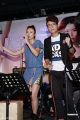 组图：谭咏麟助阵新人陈嘉嘉新专辑迷你音乐会