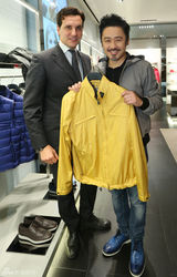 组图：吴秀波亮相品牌庆典 不当男神当大叔