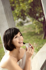 高清：罗海琼幸福写真 迎着风沐浴阳光