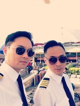 组图：“帅气机长”张智霖微博生活照集锦