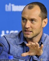 组图：《唐海明威》发布会 裘德-洛顶半秃脑门