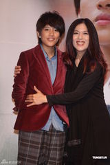 组图：曾静玟新专辑签唱获姑姑《鲁冰花》原音助阵