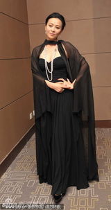 组图：刘嘉玲助阵杨澜新店开业 半秀香肩风情万种