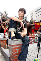 高清图：林佑威七夕拜月老 祈求天赐良缘早日结婚