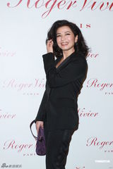 组图：钟楚红低胸马甲亮相劝后辈交友慎重