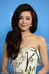 组图：文咏珊山水图案抹胸连身裙亮相柏林