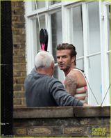 组图：38岁贝克汉姆街头半裸拍广告