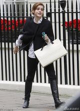 组图：艾玛沃特森黑斗篷伦敦血拼 素颜清新袭人