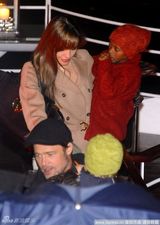 组图：朱莉皮特全家乘船夜游巴黎 共享水上晚餐