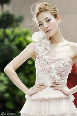 组图：江若琳淡雅白裙写真展露青春自信