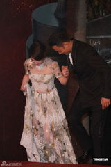 高清组图：李心洁雪纺纱裙娇俏可爱 任达华绅士护花