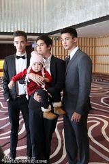 组图：韦唯三子代母贺友人新婚 比赛鼻子挂勺子